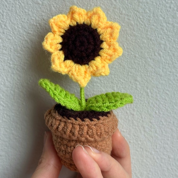 Handmade Crochet Sunflower Mini Potted Plant Knitted Handcrafted Sunflower - Picture 2 of 7